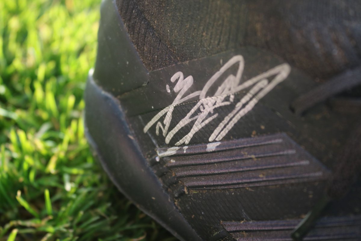 SUFCCommunity's tweet photo. ⚽️ GIVEAWAY ALERT ⚽️

✍️ Get your hands on a pair of @SUFCRootsHall goalkeeper Nathan Bishop's matchworn boots, signed by the man himself!

🔁 Simply RT this post to be in with a chance!

🤞 One lucky winner will be contacted on Wednesday 27th November.

#Blues #MillionMission https://t.co/yXH7jh1WjQ