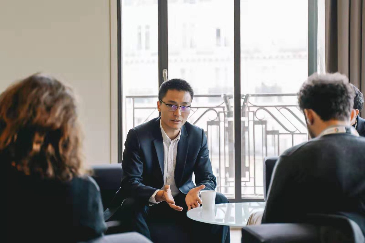 Un entretien en cours avec les Echos, la Tribune, et le Figaro par rapport 5G. Je remercie à tous ceux qui nous ont suivi. Jusquà présent, on est bien et serein en France. On particpe tous les appels d'offre de 5G pour tous les opérateurs télécom en France. Merci à tous.