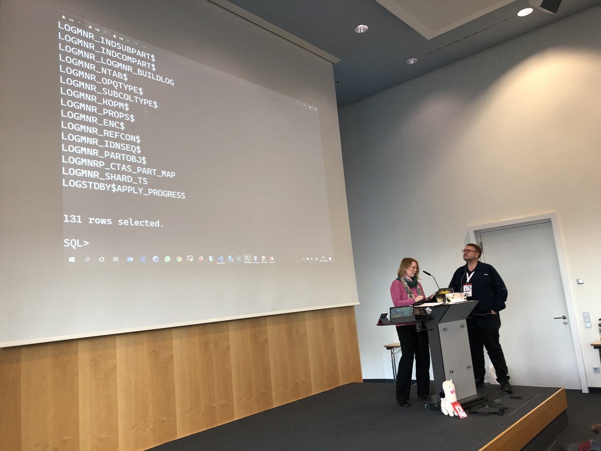 Christianschw67's tweet image. ⁦@oraesque⁩ und ⁦@RobbieDatabee⁩ stellen #sqlcl vor ⁦@DOAGeV⁩ #DOAG2019