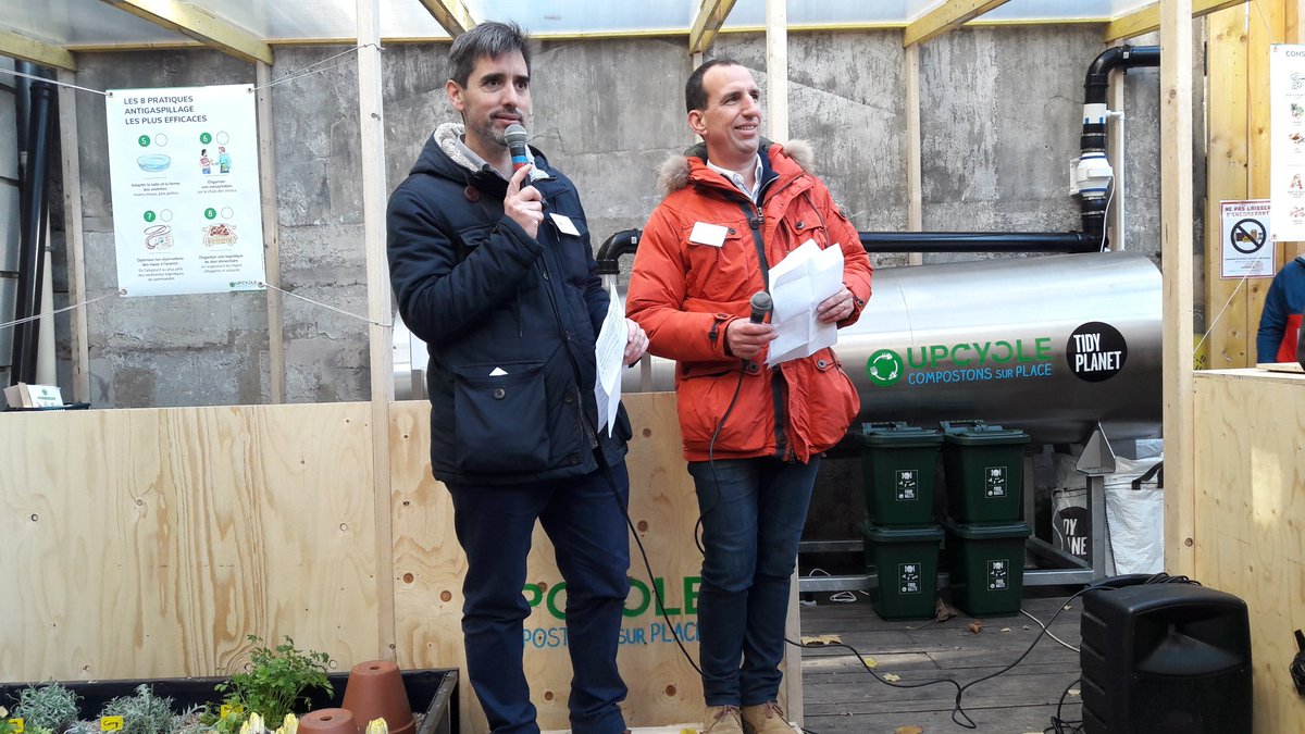 SiTesJardin's tweet photo. Super événement autour du #compostageélectromécanique et des #biodéchets organisé par @UpCycle aux #GrandsVoisins. @SiTesJardin et le @CNLRQ y présentent la future ferme urbaine du 20e portée par la #Régiedequartier ! @BoiteChampignon @AFAUP_Asso #Agricultureurbaine @Veniverdi https://t.co/vSOI2u1j7G