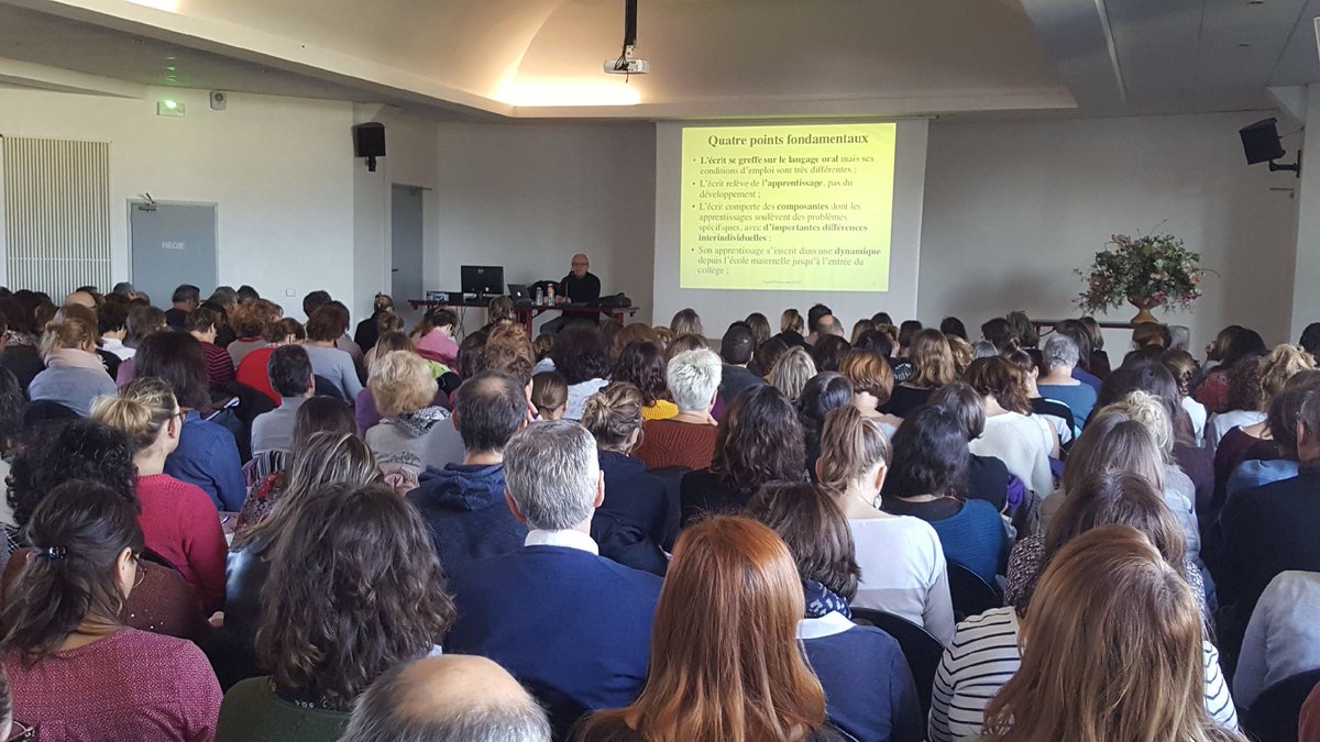 Salle comble  à Nevers pour l'intervention de Michel Fayol à l'attention de tous les professeurs des écoles de CP et de CE1 à l'initiative du groupe départemental Maîtrise de la Langue. Sujet de reflexion: décodage et encodage au cycle 2. ⁦<a href="/AcademieDijon/">Académie de Dijon</a>⁩