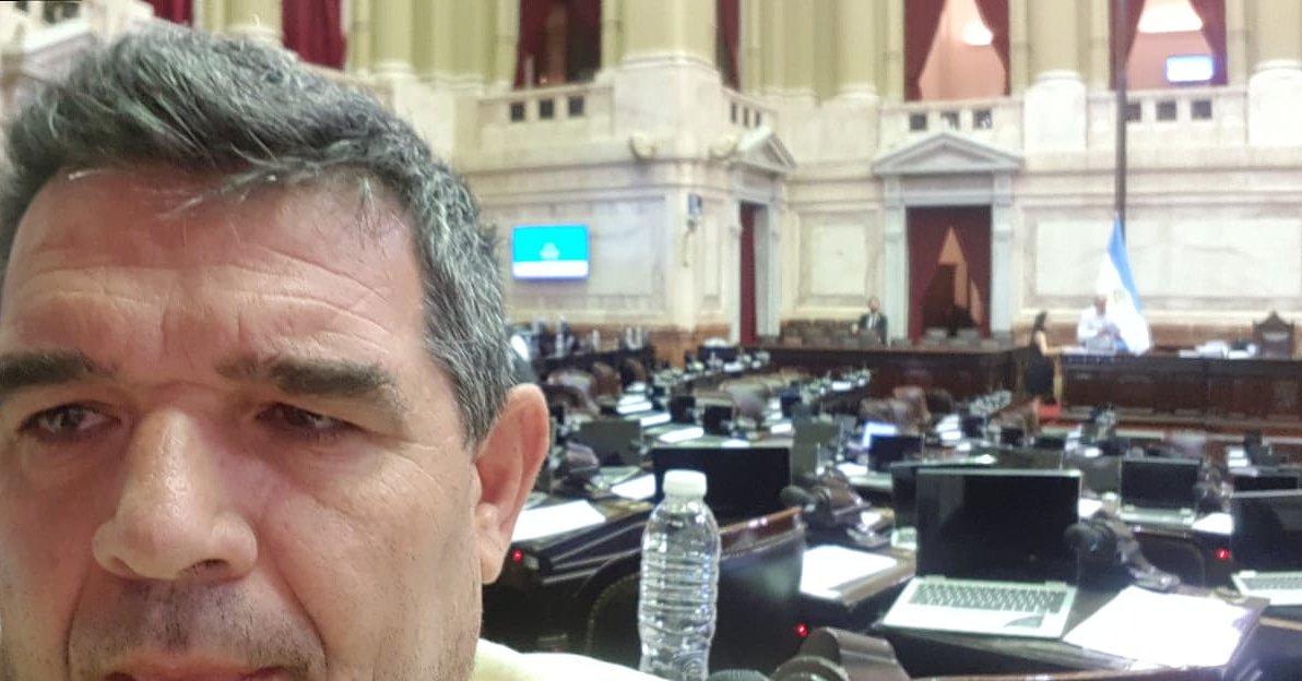 Finaliza el año y los buenos hábitos todavía no llegan. Última sesión del 2019, programada para las 11a.m. y una vez más soy el único diputado presente. Si queremos sacar un país adelante debemos empezar por casa.
#ProbemosTrabajando