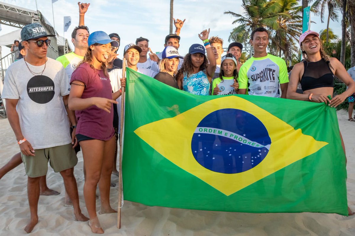 Superkite_BR's tweet photo. O Circuito Mundial de Kite começou oficialmente!! A cerimônia de abertura aconteceu na tarde de ontem com 32 homens, 11 mulheres e 15 diferentes nacionalidades. Hoje a competição continua AO VIVO!! 

Foto: Fernando Braga 

#SuperKite  #GKAFreestyle https://t.co/9370eMa85D