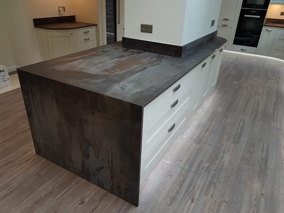 Fitting a worktop is one thing, fitting an edge is completely different. One of the key benefits of @Dekton by Cosentino is the level of flexibility you have when fabricating custom fittings. ✨ #Dekton #KitchenWorktop #LuxuryHome #Stonemason