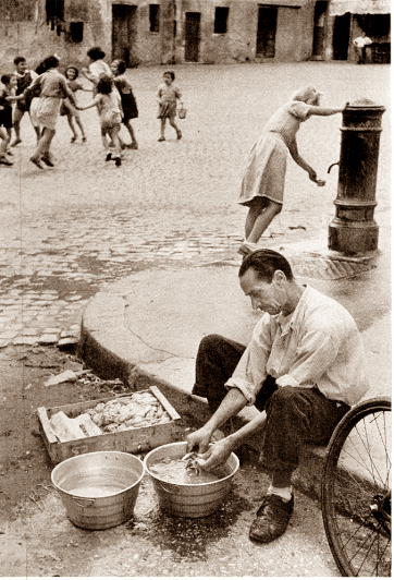 TrastevereRM's tweet photo. 1953 Henri Cartier-Bresson, piazza dei Ponziani, #Trastevere..il fotografo scattò numerose foto attorno al "Nasone" della piazza..c'è tutto un mondo in queste immagini.. https://t.co/MwhHif0d8T