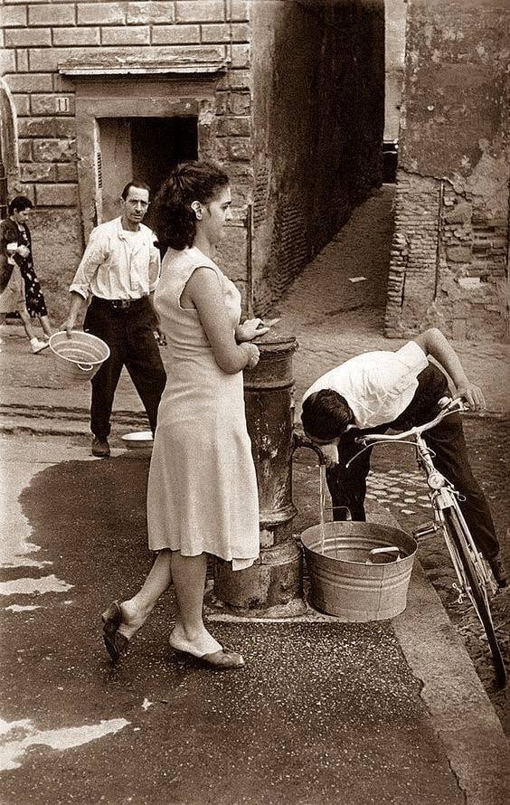 TrastevereRM's tweet photo. 1953 Henri Cartier-Bresson, piazza dei Ponziani, #Trastevere..il fotografo scattò numerose foto attorno al "Nasone" della piazza..c'è tutto un mondo in queste immagini.. https://t.co/MwhHif0d8T