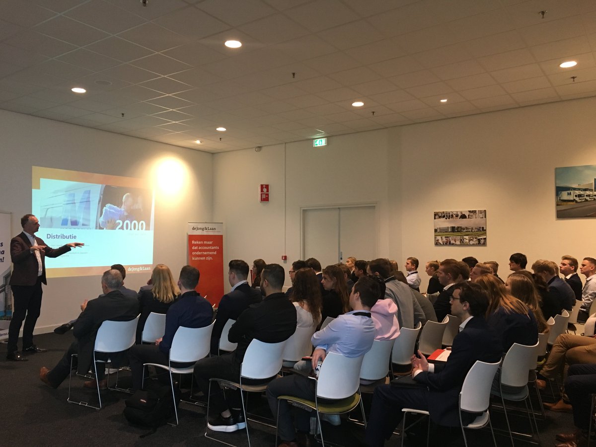 jonglaanbanen's tweet photo. Voor de #accountancystudenten van @Windesheiminfo staat vandaag de #Uitdaging bij @moderna_textiel op het programma! Na presentaties, een uitgebreide #rondleiding, #nterviews en een goede lunch is het tijd om het advies voor de klant voor te bereiden... ✍️ https://t.co/nVZDa2G8Sr