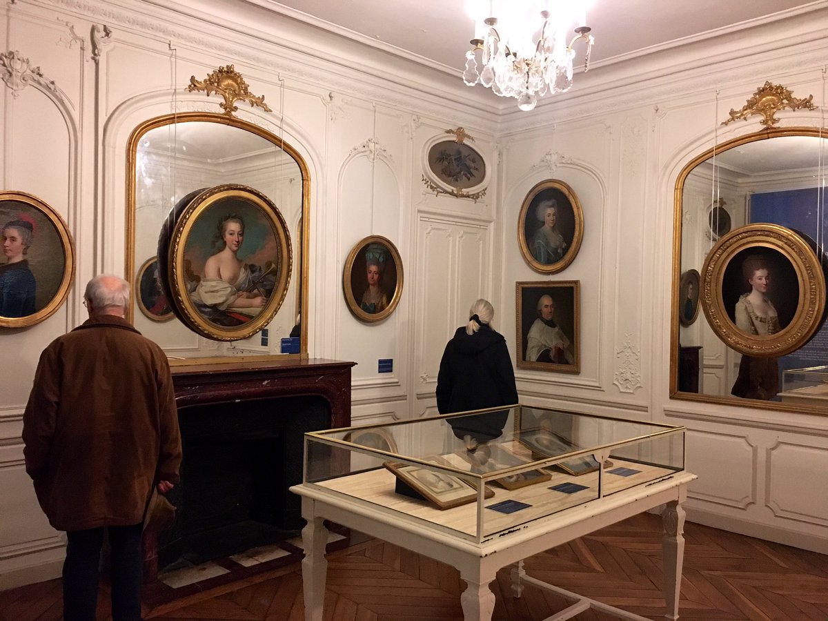 Guiguiii94's tweet photo. Un simple accrochage, vaguement thématique, de la collection du « Conservatoire du portrait du XVIIIe siècle » au musée #Lambinet.
Une centaine d’huiles de 2nd rang et pas mal de croûtes, qq dessins et des pastels. Paraît que cela a nécessité un commissaire... Xavier Salmon ? https://t.co/5aDcZ5OyyD