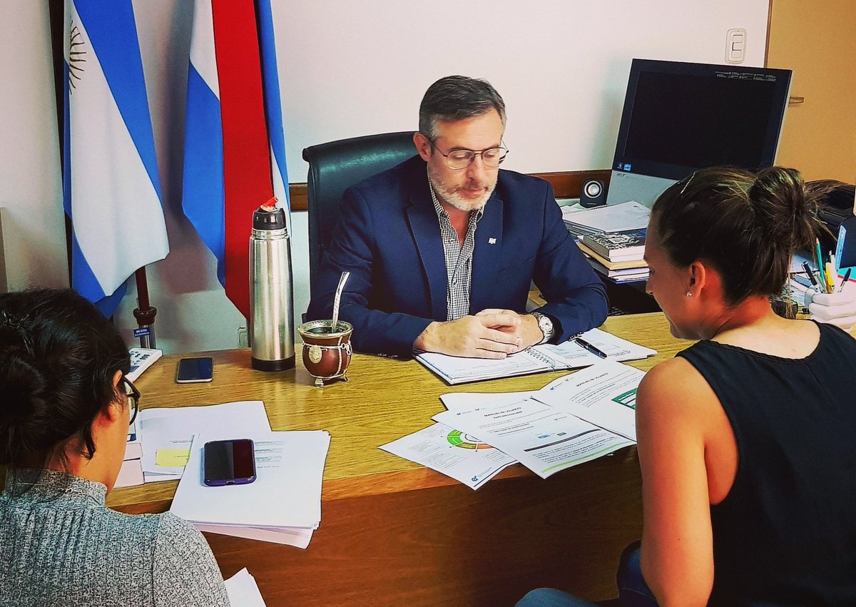 LucasLarrarte's tweet photo. Como intendente electo me reuní con @MaLucreEscandon, porque queremos promover la innovación tecnológica para formular e implementar políticas que propicien la transformación y modernización del Municipio @sansalvadorer. https://t.co/E2mgJ1g319