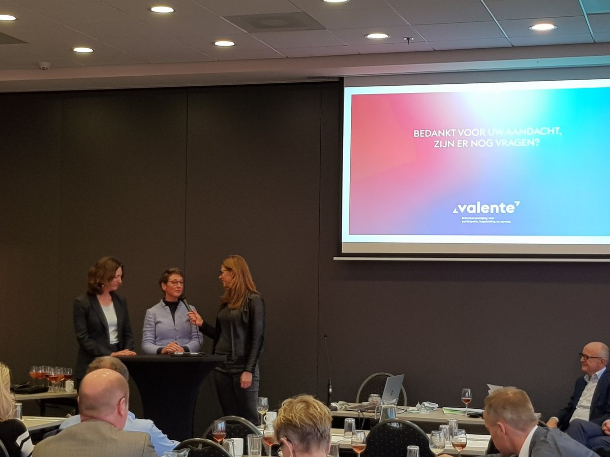 In de ledenvergadering van de nieuwe vereniging Valente (vm <a href="/RIBWAlliantie/">RIBW Alliantie</a> <a href="/federatieopvang/">valente</a>) stelt @GuustavdZ <a href="/Tussenvrz/">De Tussenvoorziening</a> de nieuwe voorzitter Ineke van Hooff <a href="/Kwintesggz/">Kwintes</a> en nieuwe directeur <a href="/esme_wiegman/">Esmé Wiegman</a> voor!