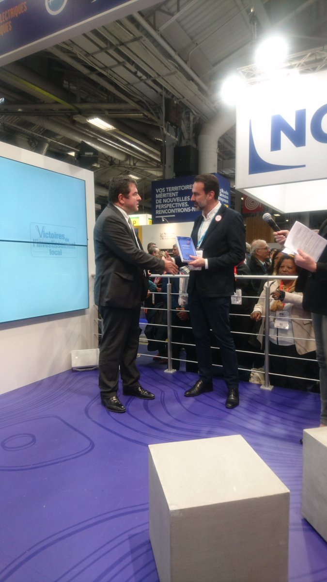 FRTP_AuRA's tweet photo. Dans le cadre des Victoires de l'investissement local, organisées par @FNTP_info, @Pierre_Berger63 remet le prix de la Cohésion territoriale et sociale à @Aguilera_Fred, Psdt de @VichyCommunaute pour l'aménagement des berges de l'Allier. Félicitations 👏 ! #SMCL #VIL2019 https://t.co/mrs98bYpx8