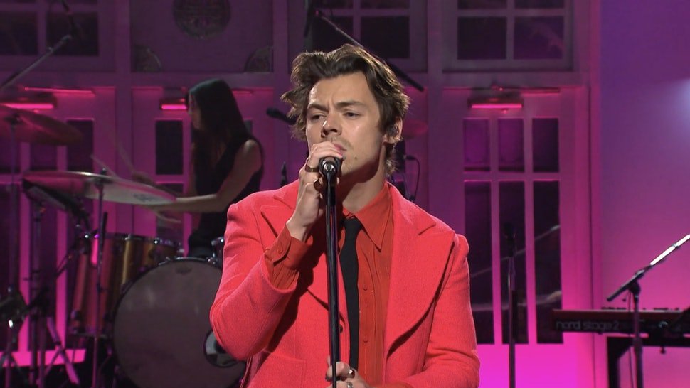 #HarryStyles pasó por #SaturdayNightLive 👉👉https://bit.ly/2r5q6ZG 👉👉http://poptronico.com