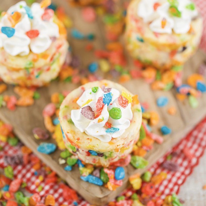 New recipe on the blog - gluten-free Fruity PEBBLES™ Mini Cheesecake @PebblesCereal #GlutenFree #ad apumpkinandaprincess.com/fruity-pebbles…