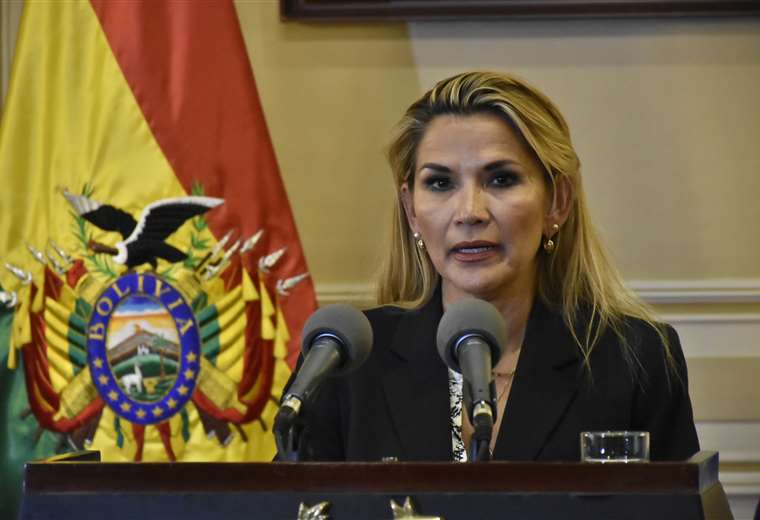grupoeldeber's tweet photo. #Bolivia Áñez anuncia que hoy se podría lanzar la convocatoria a elecciones https://t.co/VFaT45SLMK https://t.co/cmd0UojVEJ