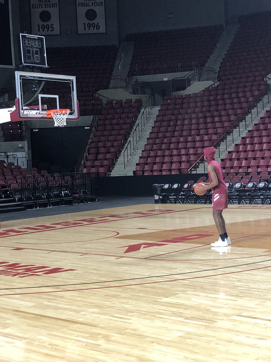 Burnham_Jay's tweet image. Early morning buckets.  

#timetogotowork

@UMassBasketball