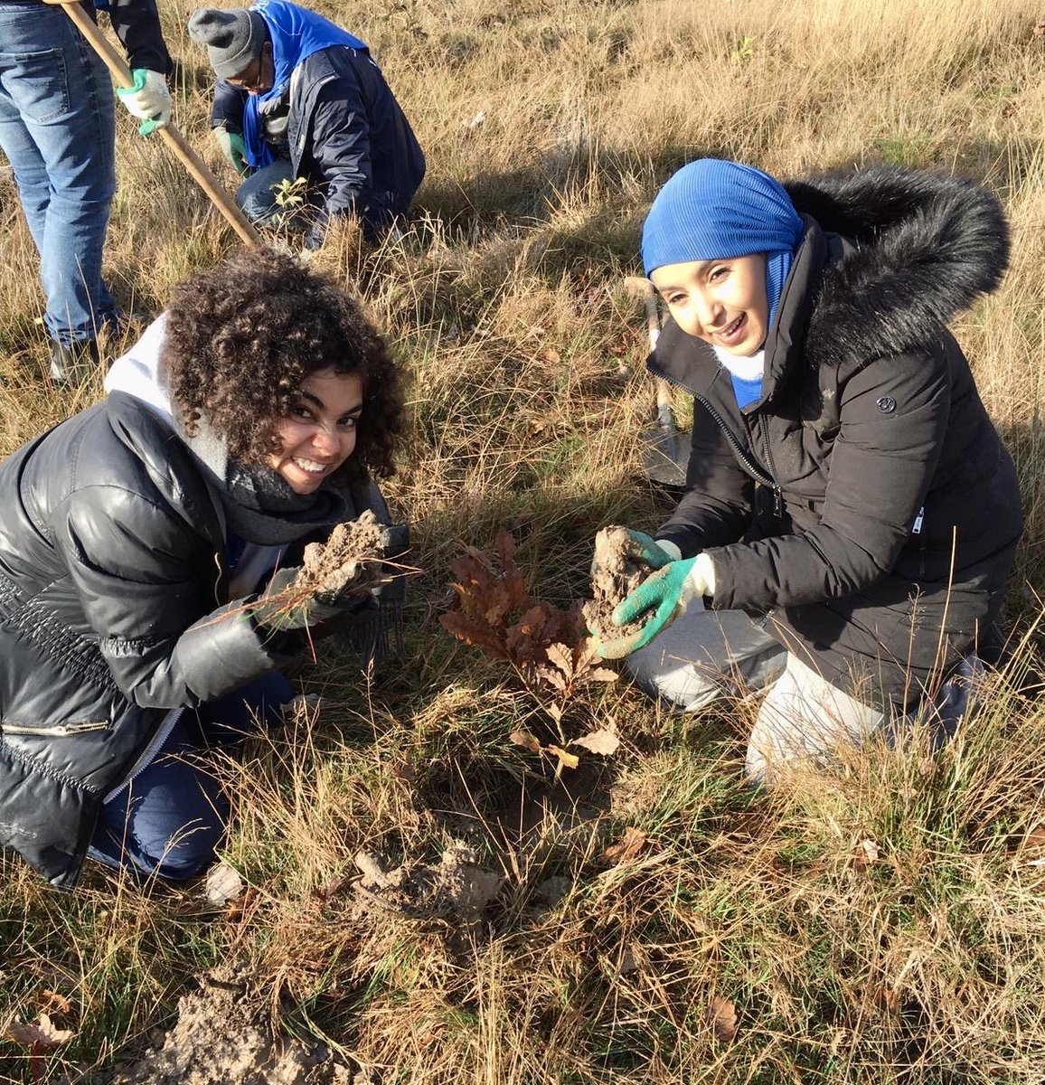 En direct de l'Espace Rambouillet dans les Yvelines : nous plantons aujourd'hui 800 chênes et fruitiers avec l'<a href="/ONF_Officiel/">Office national des forêts</a> et notre contributeur <a href="/EgenciaFR/">Egencia France</a>. Bravo aux planteurs ! 🌱 #forêts #reboisement