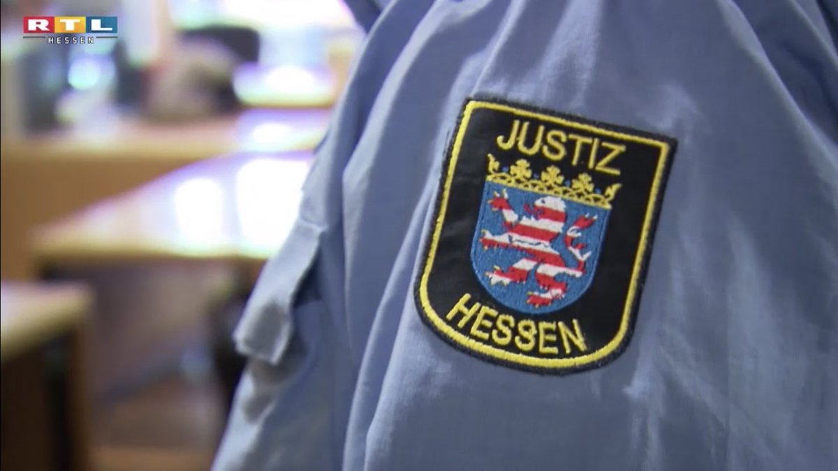 Im Prozess um eine nach einem Kaiserschnitt verstorbene Mutter wurden die drei angeklagten Frauenärztinnen freigesprochen. rtl-hessen.de/beitrag/frankf… (Video)