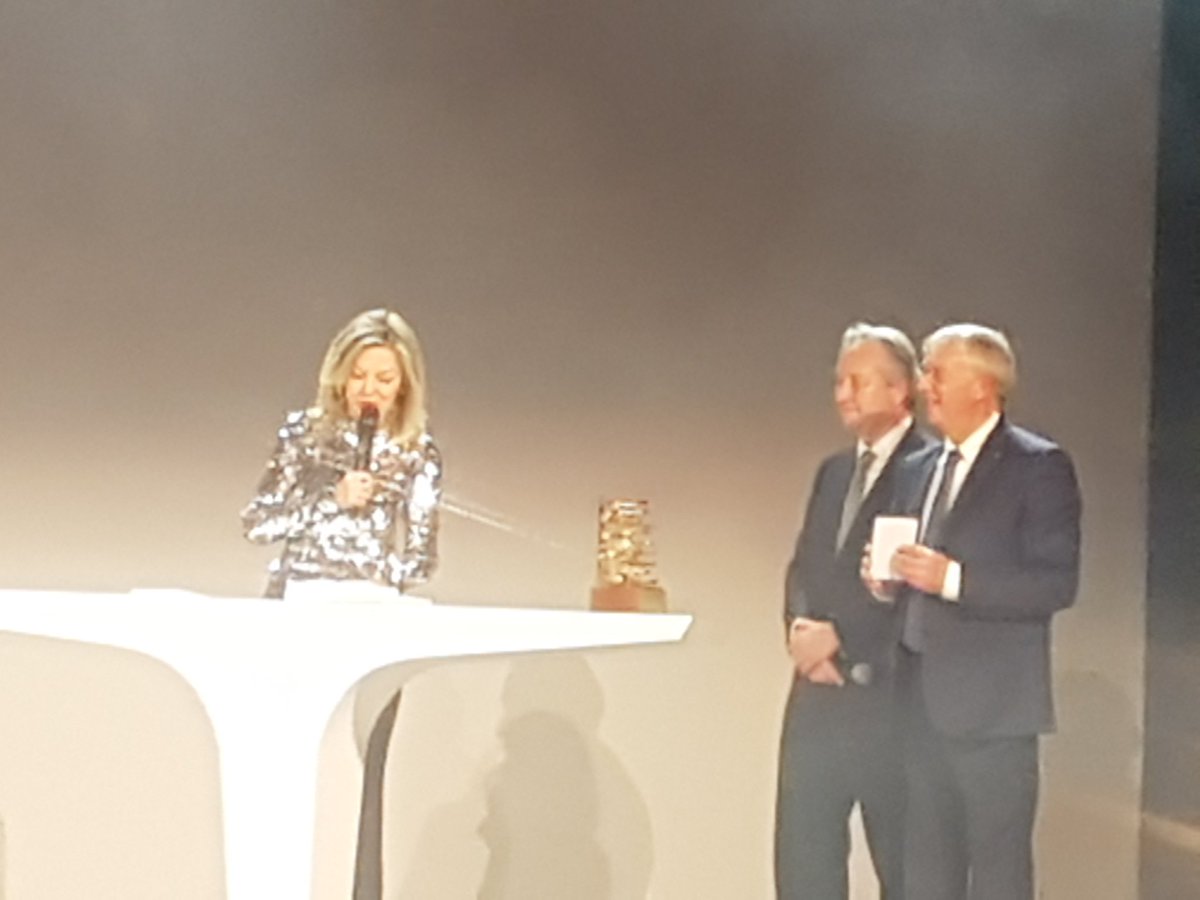 Solutrans gala dinner with 1500 guests in Lyon! Christian Peugeot honouring the Swedish Ambassador in France as "Man of the year" 👍