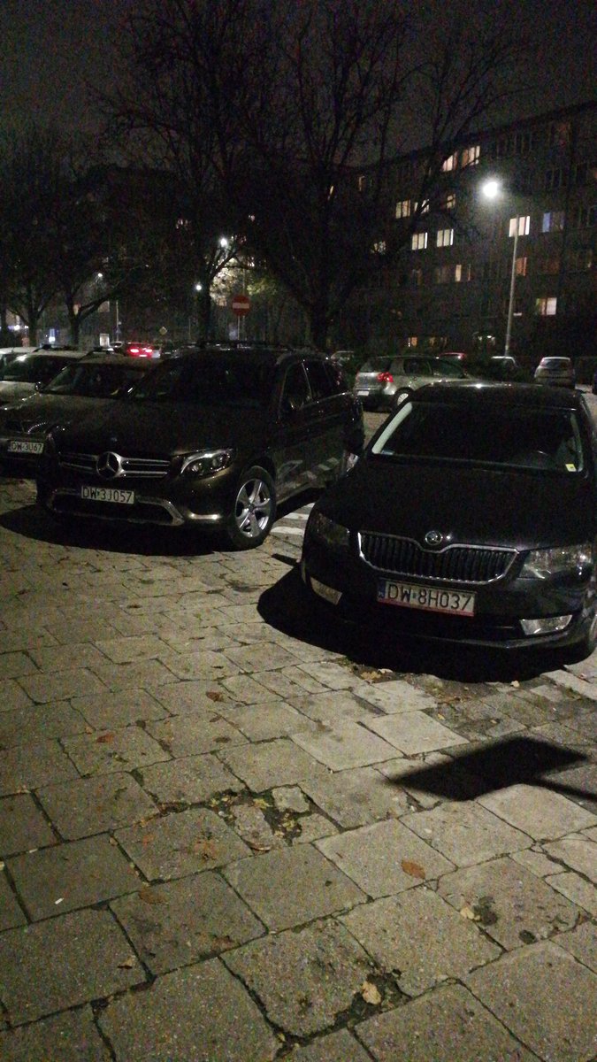 PatrykWrona89's tweet photo. @SMWroclaw Dwa samochody zasłaniają widoczność przejścia dla pieszych na ul. Zaporoskiej 54. Czy musi dojść do śmiertelnego potrącenia, żeby ktoś się tym zainteresował? https://t.co/z9sgrsfRIH