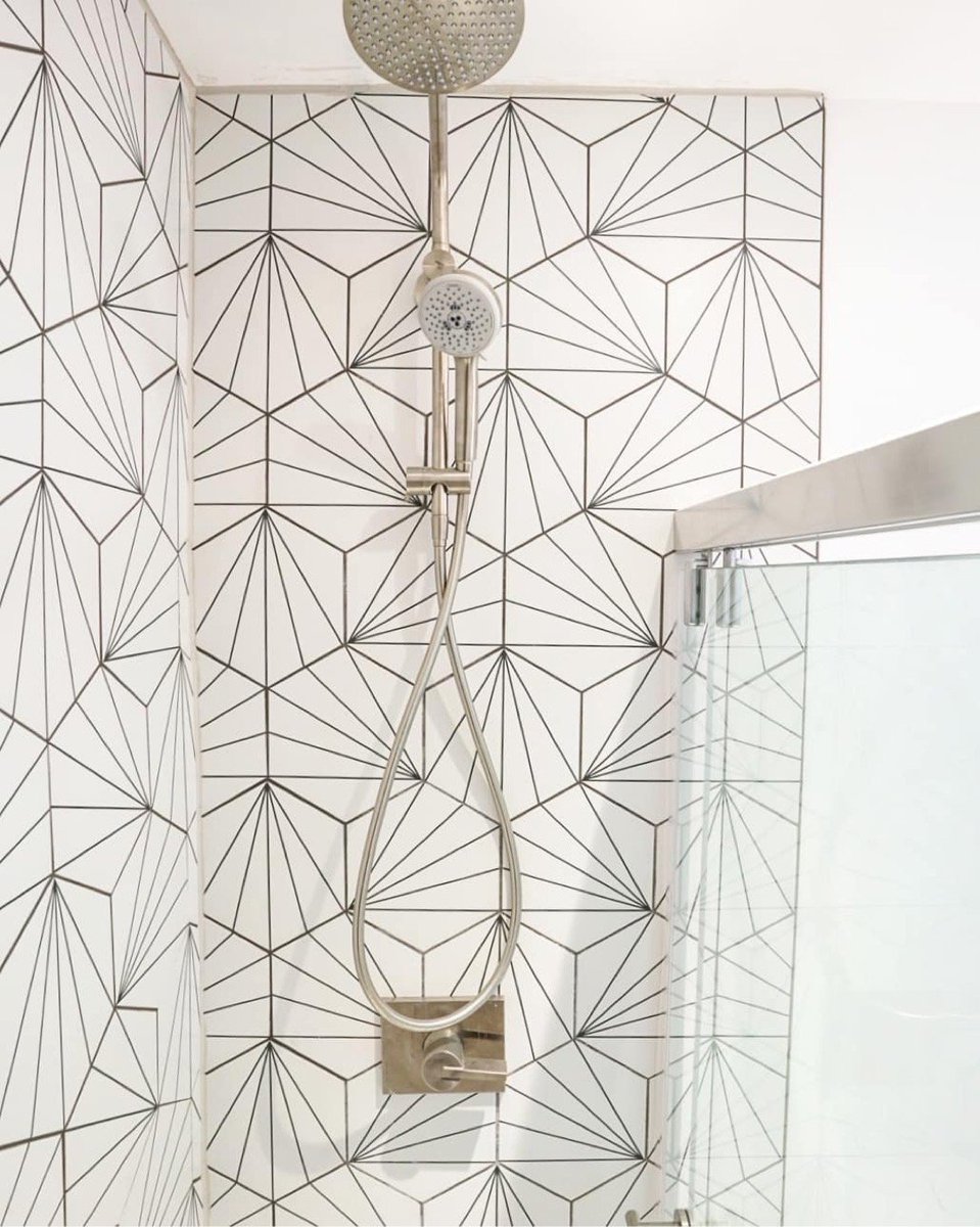 SomertileNJ's tweet photo. Q9) THIS incredible shower design using our Aster Hex! #KBtribechat @Coverings https://t.co/5ukFe8HWdw