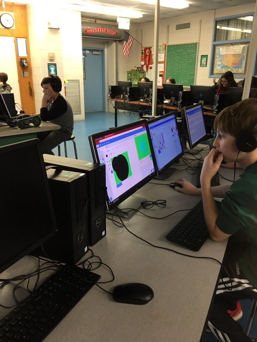 SMS_TechClass's tweet image. Robotics/Coding club- building, coding from robots to games to paper pianos!
