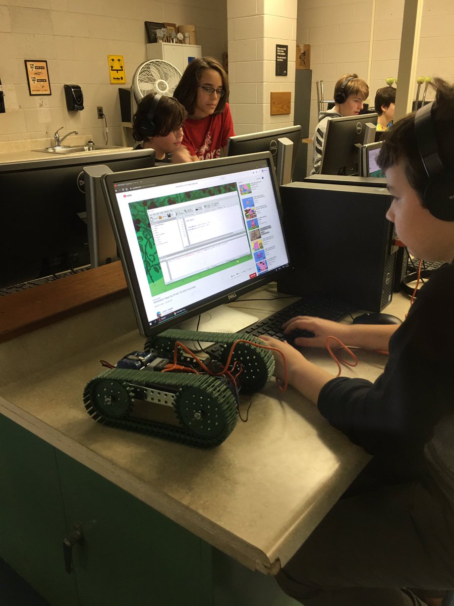 SMS_TechClass's tweet image. Robotics/Coding club- building, coding from robots to games to paper pianos!