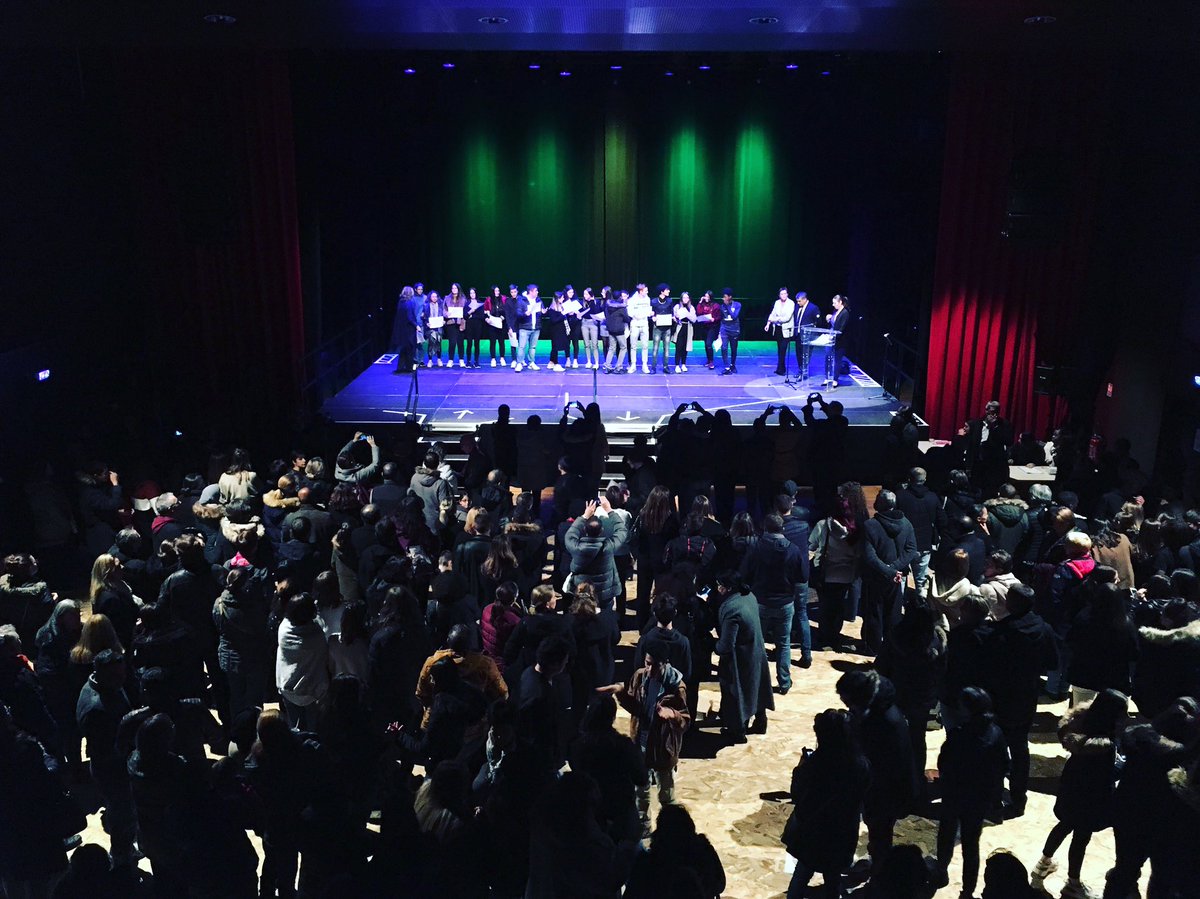 REMISE DES DIPLÔMES DU BREVET 
—-
Une nouvelle promotion de collégiens ont reçu ce soir leur diplôme du Brevet lors d’une cérémonie. Félicitations  !
Nous leur souhaitons le meilleur pour la suite.
#éducation #collège #Méry 👩🏻‍🎓👨🏾‍🎓