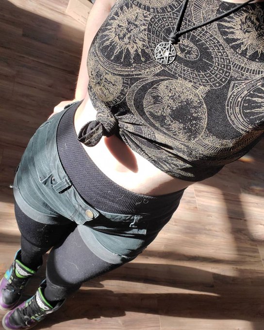 Its warmer today in Washington and I'm so happy to not have to wear 2 coats, a hat, and a scarf to get