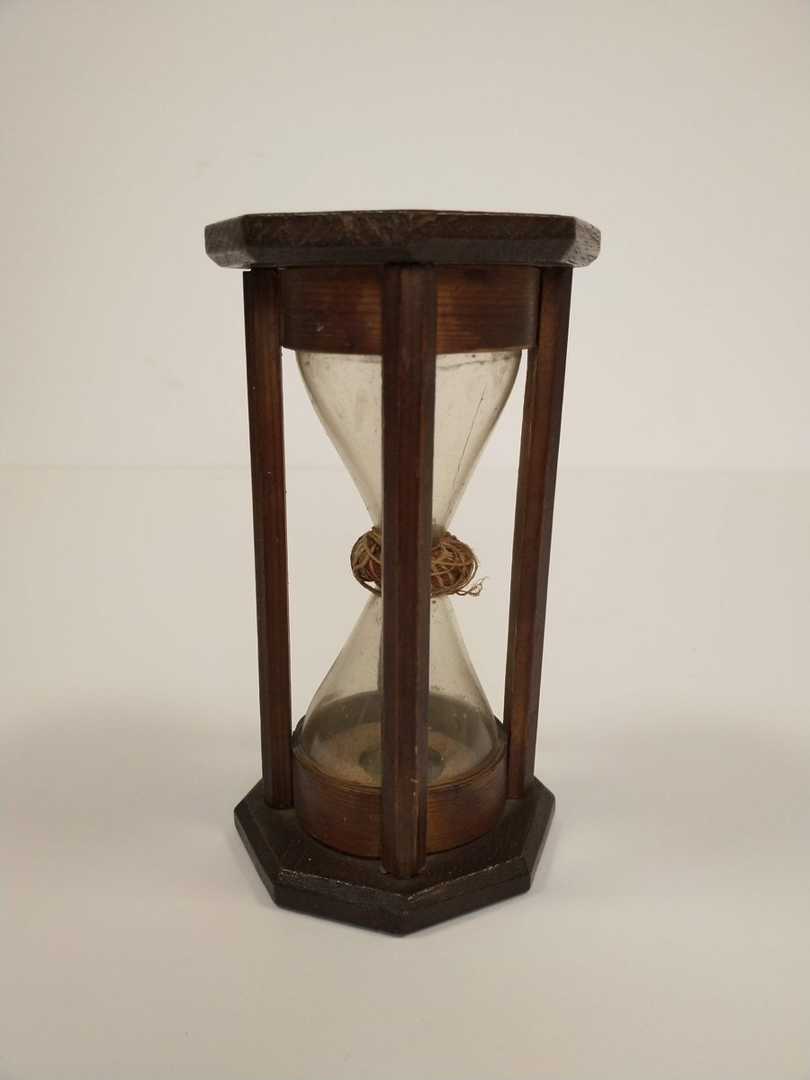 Museo_Naval's tweet photo. Finalizamos la participación en #AstroNaval de @culturacdecosmos con esta ampolleta de media hora, un instrumento que utilizaban para medir el tiempo. 
La que podéis ver en #FuimoslosPrimeros data del siglo XVI y está fabricada de madera, cristal y arena. https://t.co/oWErG8WPcJ https://t.co/nsKbpVk0cy