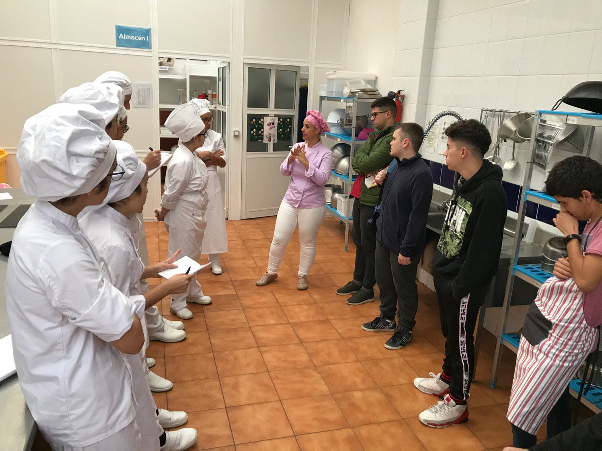 Alumnado 1°FPBA Procesamiento y grabación de datos del <a href="/IESMPT/">Sanidad Pública y Pensiones</a> realiza un taller junto con 1°CFGM Panadería, repostería y confitería. Actividad basada en #aprendizajeservicio #inclusion #diversidadfuncional Desarrollan habilidades y adquieren conocimientos prácticos y funcionales