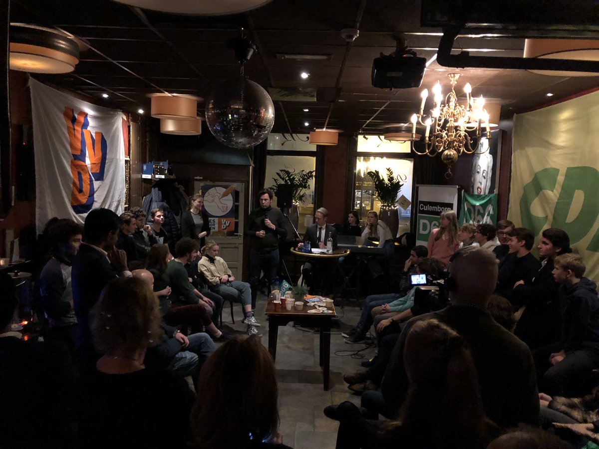 Stampvol bij jongerendebat in <a href="/Culemborg/">Gemeente Culemborg</a> georganiseerd door jongeren 👍🏻 en soepel geleid door burgemeester @GerdoVanG. <a href="/JHTerpstra/">Julius Terpstra</a> van <a href="/cdavandaag/">CDA</a> houdt duidelijk verhaal over uitdagingen rond klimaatverandering.
