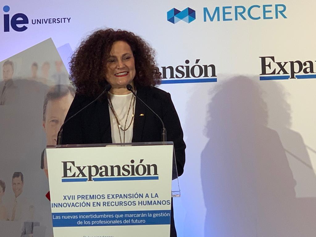 AXASegurosEs's tweet photo. “Las personas son lo más importante de una organización, las que la construyen y la hacen crecer” @OlgaSanchezR #PremiosExpansiónyEmpleo @Exp_empleo https://t.co/vYJxb63EGn