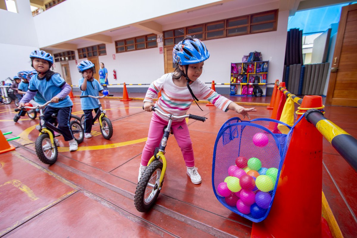 GMU_Lima's tweet photo. ¡Jugamos, nos divertimos y aprendimos a equilibrarnos con la bicicleta! Hoy llevamos el taller de #SinRueditas a la cuna Niña María del Cercado de Lima. https://t.co/H2uNKV7e6i