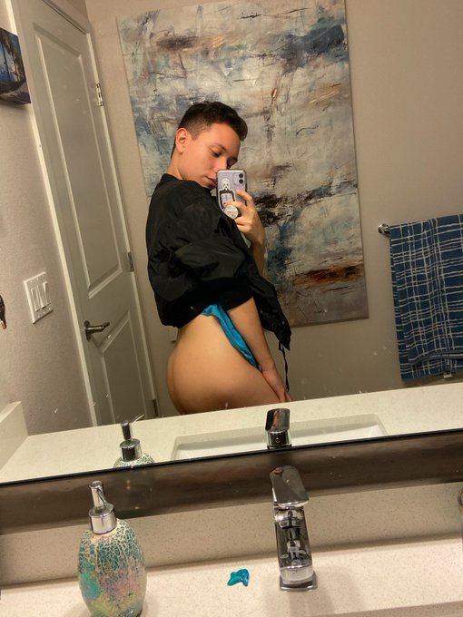 1 pic. Fucked another rich dude,
In another rich dudes house.

#twink #booty #lgbt https://t.co/SQIj