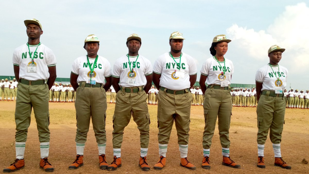 OyoCorper's tweet photo. The #Platoon Commanders about to pick the ballot to determine who comes first.

Platoon 10 is going to kick off the 2019 Batch C stream 1 #Interplatoon Drills Competition.
Members of the various platoons showing off their drill skills to the Chief Judge.  
.
.
#Oyokopa #Drills https://t.co/sUvRygIc8V