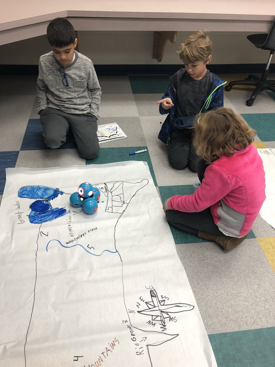 herbertjen23's tweet photo. Ss at innovation lab coding Dash to tour the US map. Lots of collaboration and problem solving.@RoundHillES https://t.co/R0YM1eJhXV