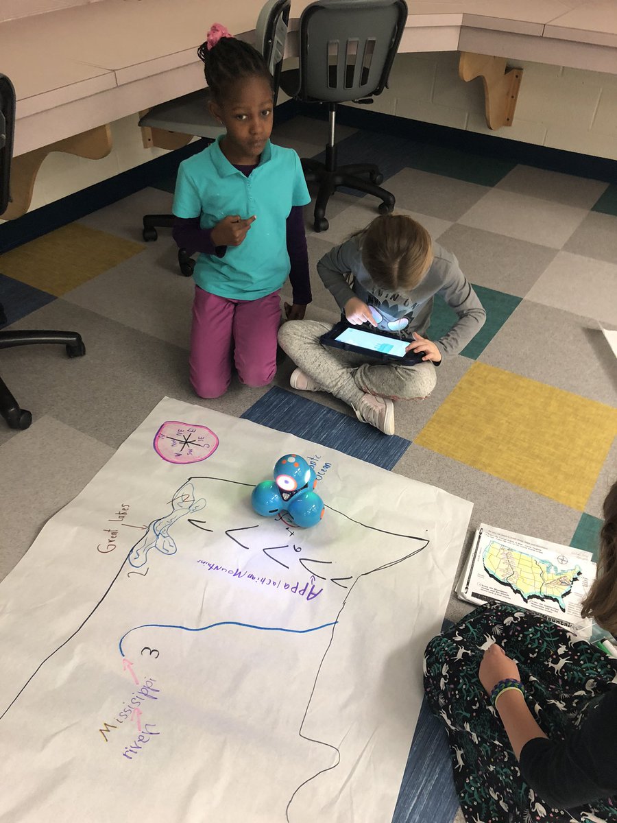 herbertjen23's tweet photo. Ss at innovation lab coding Dash to tour the US map. Lots of collaboration and problem solving.@RoundHillES https://t.co/R0YM1eJhXV
