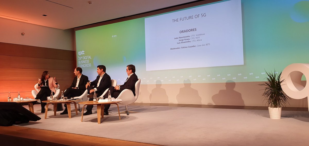 oscargsas's tweet photo. Comienza el panel 'The future of 5G' con los CTOs de los 3 grandes players @vodafone @NOS @altice_portugal #digital #business #tecnologies #5G @BABELgrupo con los colegas @RuiMFranco y #CarlosCorreia https://t.co/SMBXTfwPJe