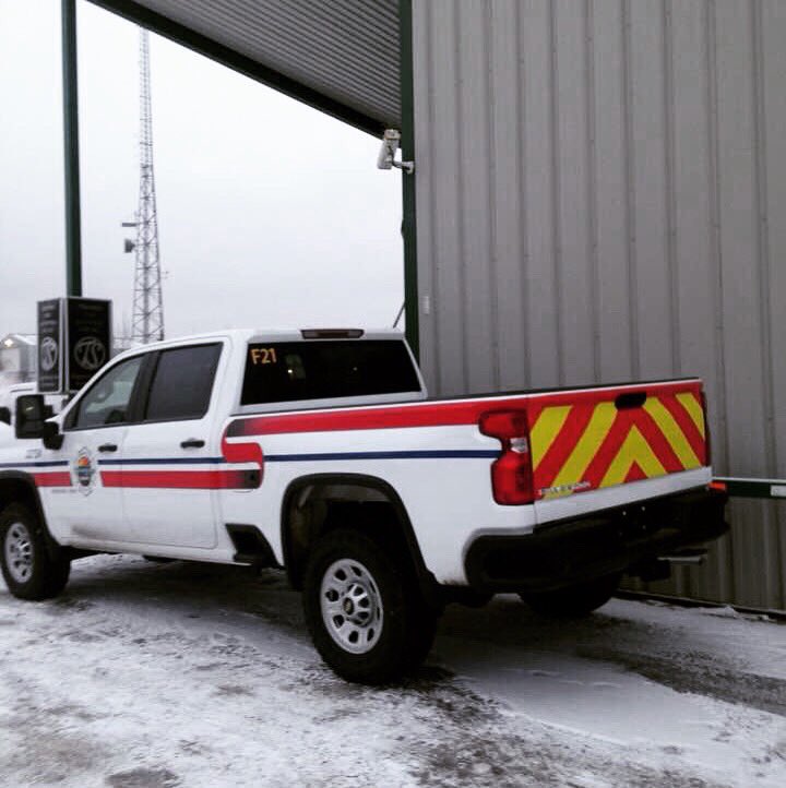 Fantastic ribbon design and tailgate visibility! 😍
.
#suncor #truck #truckdecals #fortmcmurray #ymm #rmwb #site #oilandgasindustry #decals #unitnumber #beseen #local #localbusiness #winter #sign #branding