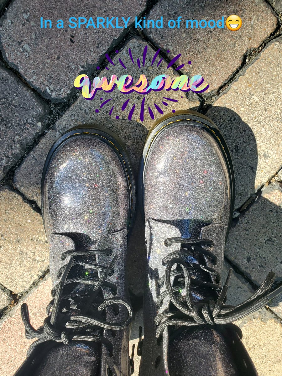 daniela_nuila's tweet photo. #glitterboots #drmartens https://t.co/go4Fvb14sh