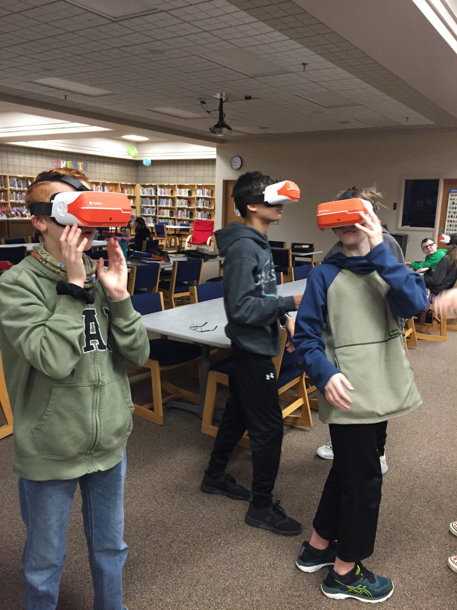 cinanjar's tweet photo. Exploring Virtual Reality with VR headsets today at SRRMS #classvr  #funinmedia https://t.co/xjvrCWfm32