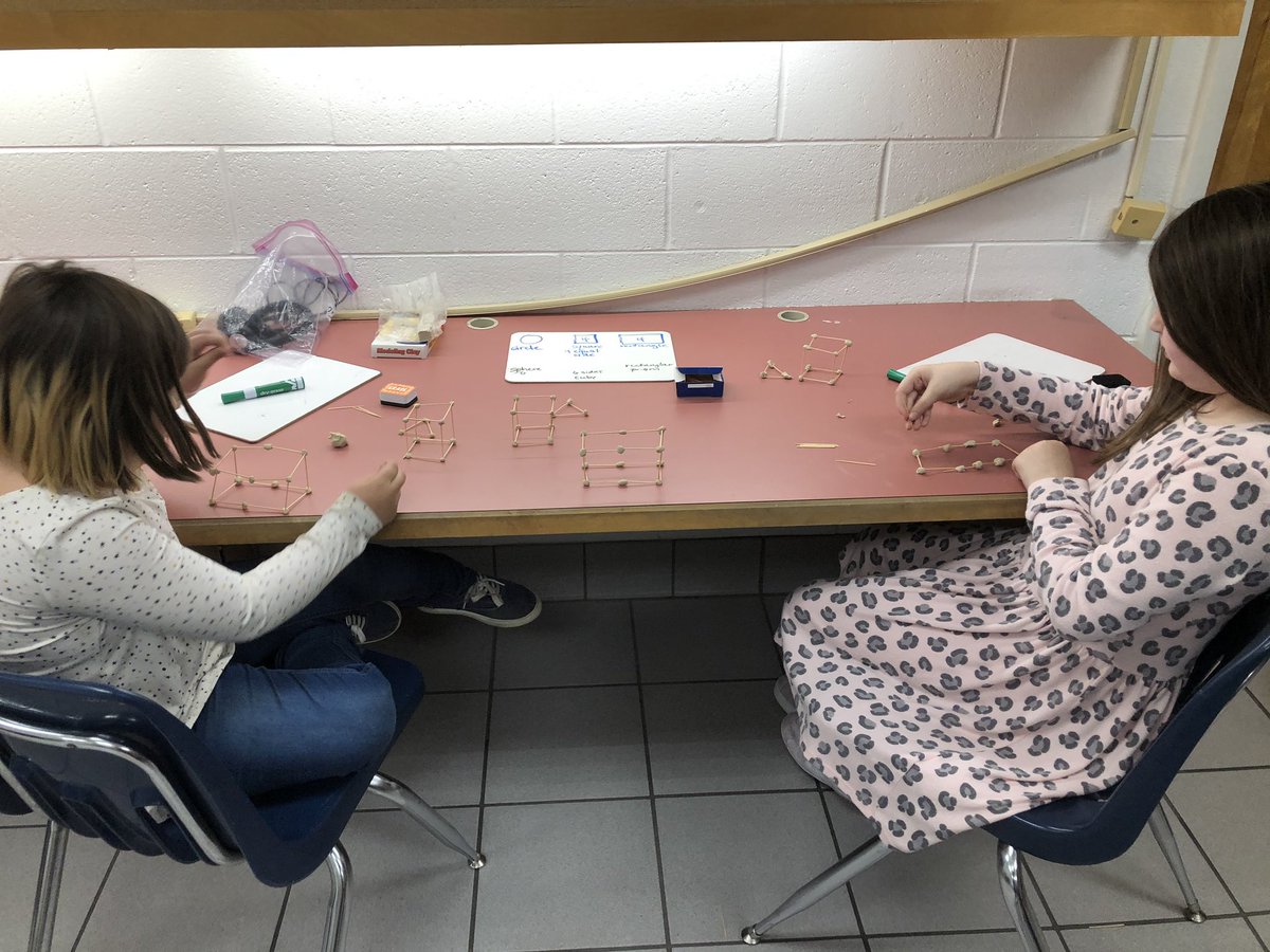 rlmeyer6's tweet image. Mrs. Caraballo’s class is making 3-D shapes! #theclesway