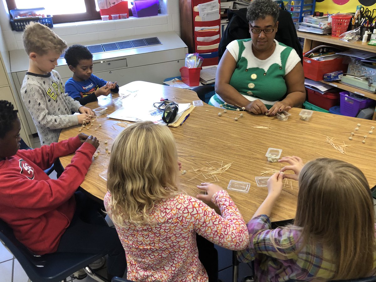 rlmeyer6's tweet image. Mrs. Caraballo’s class is making 3-D shapes! #theclesway