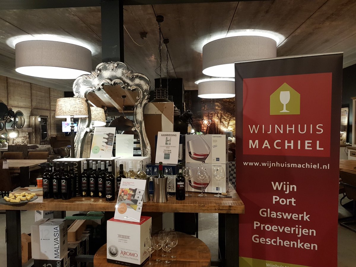 Present bij Cosy-night in Opende. Tot 22.00 uur heerlijke wijnen open.  #welkom