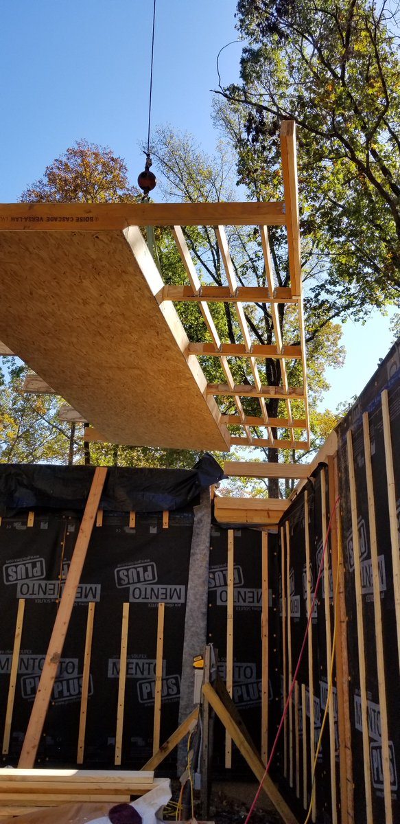 Panelwrights's tweet image. These roof panels arrived from manufacturer with rafter tail slots precut in foam. #Panelwrights installed 2 x 6s to create a generous 5' overhang with a slimmer profile than that which would have resulted with the 12" roof SIPs.

#BuildwithSIPs #StructuralInsulatedPanels