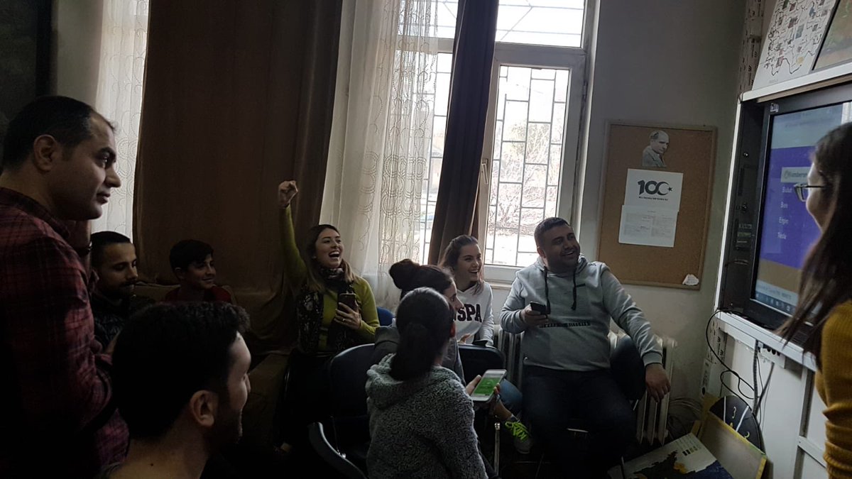 Yine seminer haftasını dolu dolu geçiriyorduk. E-twinning kapsamında Almanca öğretmenimiz öğrencileri ile kahoot yarışması yaparken öğretmenlerinde katılımı ile çok eğlenceli vakit geçirdik.