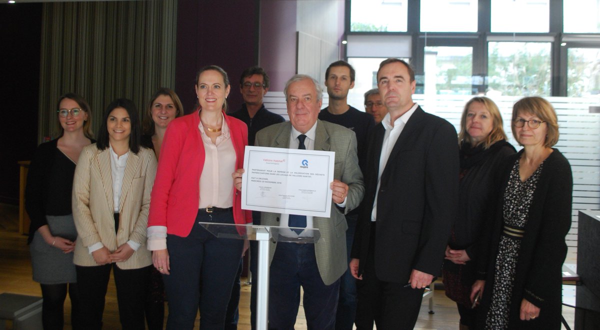 #semaineEuropeennedelaRéductiondesDéchets]  V.HENNERON DG et JF.ESCUDIER président  #ValloireHabitat signent avec AS.BONNEVILLE Directrice #RégiedeQuartier RESPIRE #orleansmetropole un contrat de reprise et #ValorisationDéchet de papier de la société : 2 #emplois  créés