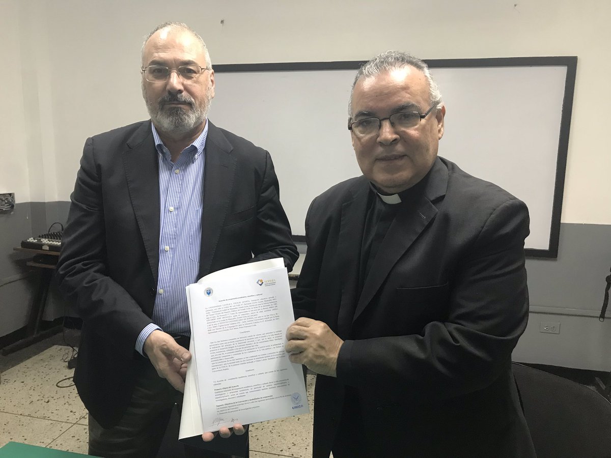 UNICAeduve's tweet photo. Hoy firmamos un convenio de hermanamiento académico e investigativo con el @istitutosophia mediante la visita del Dr. Antonio Baggio.
Nuestro #RectorUNICA, Pbro. Dr. @EJOrtigoza, destacó la relevancia de esta alianza que pone de relieve la fraternidad como valor institucional. https://t.co/Src0Y9ILBz