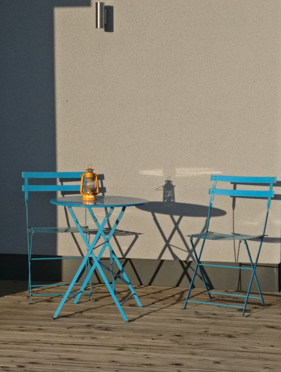 risio1958's tweet photo. Un #tavolino per #luci #ombre e #colori   #table #lights #shadows #colors #onlylight #hope https://t.co/fUd55F1zi0