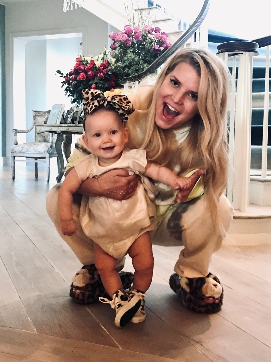 JessicaSimpson's tweet photo. My 3 kiddos are all gonna be taller than me by the time they are 10 years old #shortmomproblems #BIRDIEMAE https://t.co/Tjq3B1oBgR